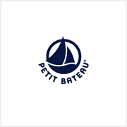 logo-petit-bateau-voilier-bleu-fond-blanc