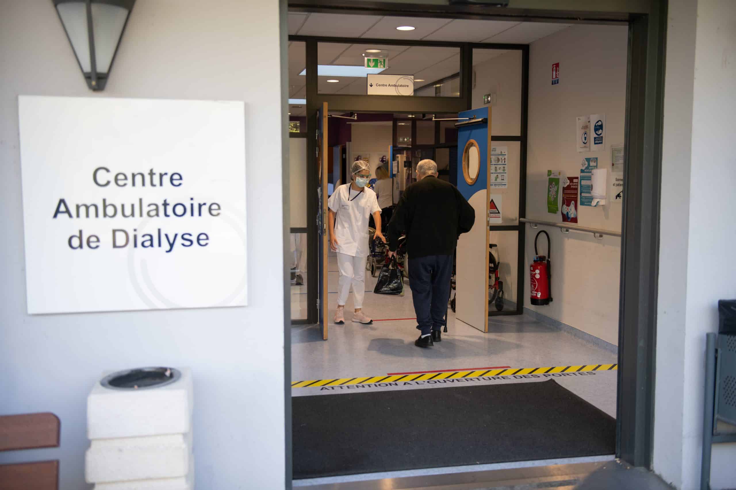 entree-centre-ambulatoire-dialyse-personnes-entrant