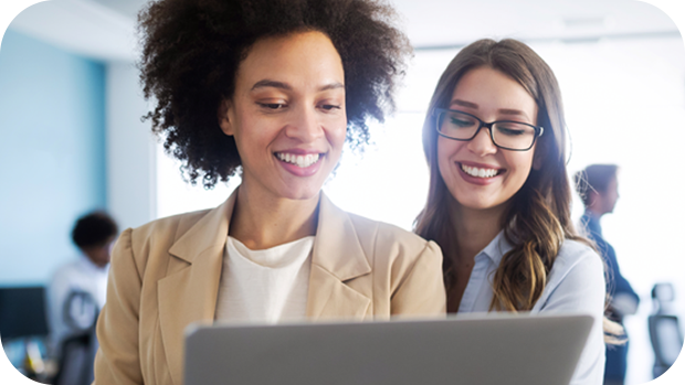 duo-personnes-ordinateur